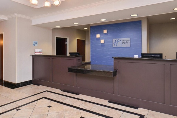 Holiday Inn Express & Suites San Antonio South image 5
