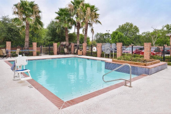 Holiday Inn Express & Suites San Antonio South image 9