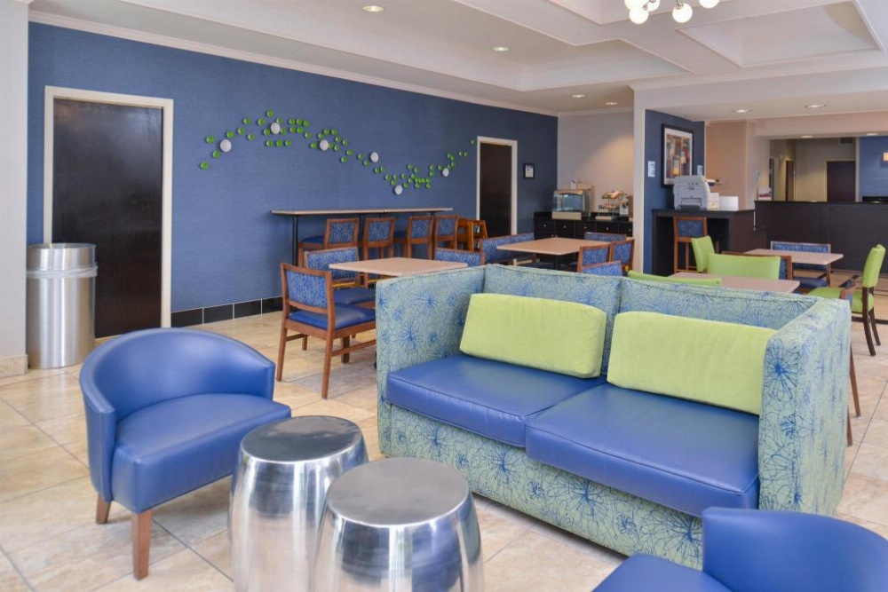 Holiday Inn Express & Suites San Antonio South