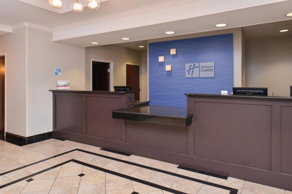 Holiday Inn Express & Suites San Antonio South